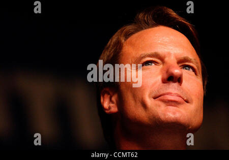 19. Juni 2004; Houston, TX, USA; Senator JOHN EDWARDS Pausen während seiner Ansprache an die Texas demokratische Partei 2004 State Convention in Houston. Stockfoto