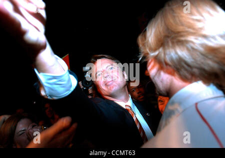 19. Juni 2004; Houston, TX, USA; Senator JOHN EDWARDS grüßt Fans nach seiner Ansprache an die Texas demokratische Partei 2004 State Convention in Houston. Stockfoto