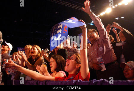 19. Juni 2004; Houston, TX, USA; Demokraten jubeln wie Senator John Edwards befasst sich mit der Texas demokratische Partei 2004 State Convention in Houston. Stockfoto