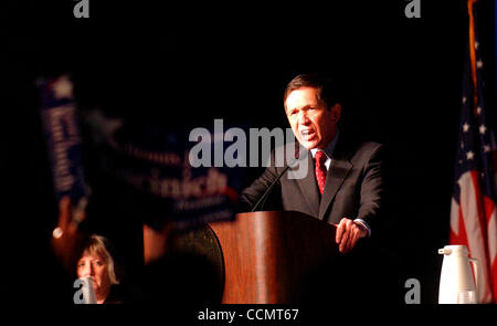 19. Juni 2004; Houston, TX, USA; DENNIS KUCINICH befasst sich mit der Texas demokratische Partei 2004 State Convention in Houston. Stockfoto