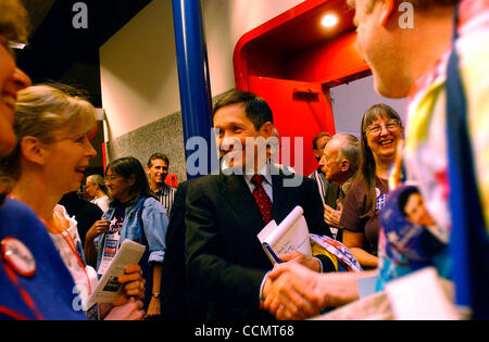 19. Juni 2004; Houston, TX, USA; DENNIS KUCINICH begrüßt Fans am Parteitag Texas demokratische Partei 2004 in Houston. Stockfoto