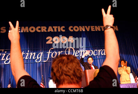 19. Juni 2004; Houston, TX, USA; BART BOYCE Jubel für Rep DENNIS KUCINICH, wie er befasst sich mit der Texas demokratische Partei 2004 State Convention in Houston. Stockfoto