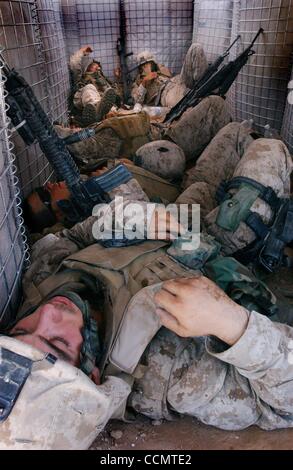 (Veröffentlichte 25.06.2004, a-14, UTS1815865; SignOn Fotogalerie 25.06.2004) NC FIREFIGHT6 21 X006 24. Juni 2004, Fullujah, Irak...    US-Marines von 2/1 Golf Company nehmen einen kurzen Moment während Drehungen Erholung von der Hitze an ihrer Position bei den Verkehr Kontrollpunkt im östlichen Fullujah.  T Stockfoto