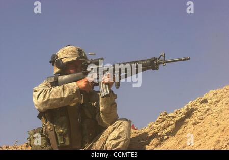 (Veröffentlichte 25.06.2004, a-14, UTS1815865; SignOn Fotogalerie 25.06.2004) NC FIREFIGHT6 21 X013 24. Juni 2004, Fullujah, Irak...  U.S. Marine Lcpl Mathew Cunningham Flecken und engagiert sich die Aufständischen, die Feuer ausgetauscht haben und Mörtel Runden mit seinem Zug.  Cunningham ist der 2/1 zugeordnet. Stockfoto