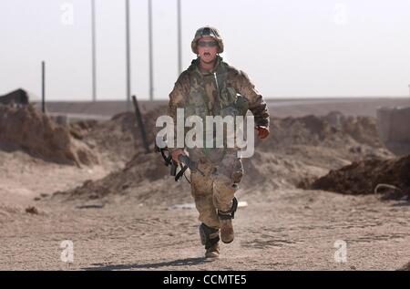 (Veröffentlichte 25.06.2004, a-14, UTS1815865; SignOn Fotogalerie 25.06.2004) NC FIREFIGHT6 24 X018...   Von 2/1 Golf Company, LCpl. Eric Taylor eilt nach vorne, wo seine Einsatztrupp Positoned in der Nähe ein 7-Tonner ist.  Taylor zusammen mit seinem Trupp Verlobten in einem 8-Stunden langen Feuergefecht mit Aufständischen Stockfoto