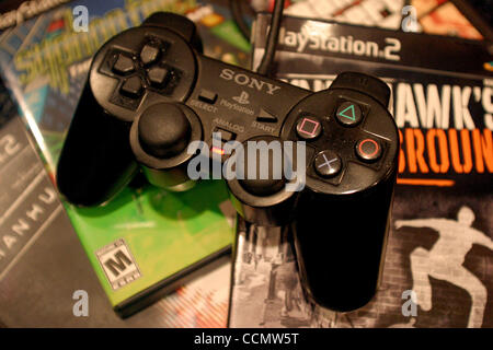 22. August 2004; Los Angeles, Kalifornien, USA; Die Sony PlayStation 2-Konsole Videospielsystem. Stockfoto