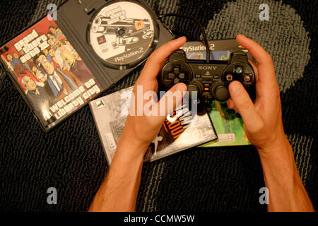 22. August 2004; Los Angeles, Kalifornien, USA; Die Sony PlayStation 2-Konsole Videospielsystem. Stockfoto