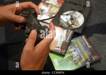 22. August 2004; Los Angeles, Kalifornien, USA; Die Sony PlayStation 2-Konsole Videospielsystem. Stockfoto