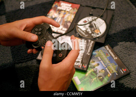 22. August 2004; Los Angeles, Kalifornien, USA; Die Sony PlayStation 2-Konsole Videospielsystem. Stockfoto