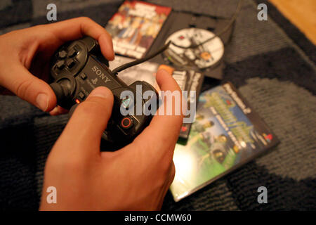 22. August 2004; Los Angeles, Kalifornien, USA; Die Sony PlayStation 2-Konsole Videospielsystem. Stockfoto