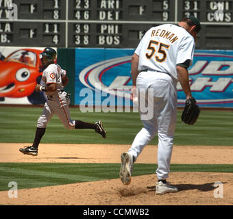 Die San Francisco Giants Marquis Grissom kreist die Grundlagen wie Oakland Athletics Start Krug Mark Redman den Hügel nach Grissoms 5. Inning Homerun während ihrer interleague Spiel an Network Associates Coliseum in Oakland, Kalifornien auf Sonntag, 27. Juni 2004 tritt.  (Contra Costa Times / Da Stockfoto