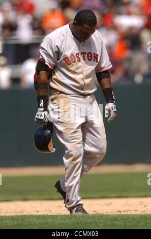 Boston Red Sox David Ortiz, #34, geht zurück auf die Trainerbank nach Fotomarkierungen am zweiten Base während versucht, eine einzelne Strecken in ein Doppelbett im 9. Inning ihres Spiels auf Samstag, 19. Juni 2004 im SBC Park in San Francisco, Kalifornien-San Francisco, Boston 6-4 schlagen. (Jose Carlos Fajardo/Con Stockfoto