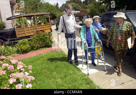 Beatrice Roehl geht zurück zu ihrem Haus als Tri-City Mahlzeiten auf Rädern freiwillige Carl Minns, Elsie Lee und Koordinator Faye Kämme, Recht, liefern Mittagessen zu ihr in einem 1927 Ford T-Modell in Berkeley, Kalifornien, auf Montag, 14. Juni 2004.                   (Contra Costa Times / Mark DuFrene) Stockfoto