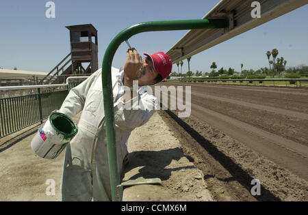"Die gleiche Farbe wie Geld" der Farbe Maler Noel Rodriguez ist von Modesto verwendet, um das Geländer auf der Pferderennbahn im Alameda County Fair Dienstag, 29. Juni 2004, in Pleasanton, Kalifornien Pferderennen zu retuschieren Waldgrün beginnt Mittwoch auf der Messe. (Contra Costa Times / Susan Tripp Pollard) Stockfoto