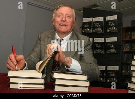 24. Juni 2003 - New York, New York, US - Autor WILLIAM F. BUCKLEY unterschreibt eine Kopie seines neuen Buches "Getting It Right" im Grenzen Bücher Wall Street. (Bild Kredit: Nancy Kaszerman/ZUMApress.com ©) Stockfoto