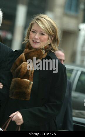 16. Juli 2004; New York, NY, USA; Foto: 5. März 2004; MARTHA STEWART wurde zu fünf Monaten Gefängnis verurteilt und bestraft 0,000 heute von einem US District Court Richter oder liegend an die Ermittler über ihren Verkauf von ImClone Systems Aktien Ende 2001. Stewart haben auch 2 Jahre auf Bewährung mit dienen der Stockfoto