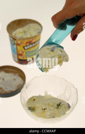 2. Juli 2004; Laguna Beach, Kalifornien, USA; Einer großen Kugel von Ben &amp; Jerrys Eis direkt aus dem Kühler. Stockfoto