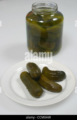 2. Juli 2004; Laguna Beach, Kalifornien, USA; Einen großen Teller Pickles. Schwangere Frauen haben manchmal verlangen nach Eis und ein Glas Gurken. Stockfoto