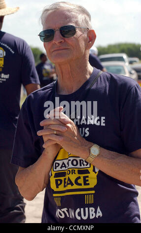 Staat/täglich/Wohnwagen auf Kuba: Ed Zugates, San Diego Kalifornien wartet mit anderen Freiwilligen, wie uns Zollbeamten ihre LKW beladen mit medizinische Versorgung auf dem Weg nach Kuba bei Hidalgo International Bridge Juli Röntgen-7,2004. Zugates zusammen mit anderen Freiwilligen Frieden haben von unterwegs gewesen Stockfoto