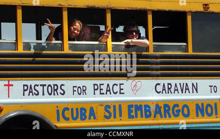 Staat/täglich/Wohnwagen auf Kuba: Kathryn Hall von Sacramento, Kalifornien "Wellenlinien" aus dem Frieden Bus auf dem Weg nach Kuba im Hidalgo International Bridge Mittwoch Juli 7,2004. Die Gruppe trägt medizinische liefert und andere Gegenstände wurden durch uns-Zollbeamte an der Grenze in Hidalgo, Texas inspizierten. D Stockfoto