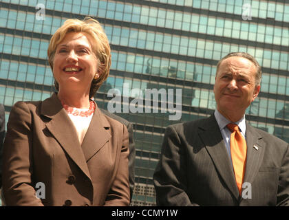 9. Juli 2004; New York, NY, USA; New York Senatoren HILLARY CLINTON & CHUCK SCHUMER auf einer Pressekonferenz außerhalb der Vereinten Nationen für die Konferenz der Präsidenten der großen amerikanischen jüdischen Organisationen wo sie das Urteil des internationalen Gerichtshofs die besagte verurteilte, dass die Mauer, Israel errichtet Stockfoto