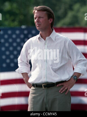 10. Juli 2004; Raleigh, NC, USA; North Carolina Senator JOHN EDWARDS, erscheint auf der Campus der North Carolina State University befindet sich Raleigh, NC am Samstag, 10. Juli 2004 im Rahmen des Wahlkampfes Schaukel. Obligatorische Credit: Foto von Jason Moore/ZUMA Press. (©) Copyright 2004 von Jason Moo Stockfoto