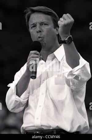 10. Juli 2004; Raleigh, NC, USA; North Carolina Senator JOHN EDWARDS, erscheint auf der Campus der North Carolina State University befindet sich Raleigh, NC am Samstag, 10. Juli 2004 im Rahmen des Wahlkampfes Schaukel. Obligatorische Credit: Foto von Jason Moore/ZUMA Press. (©) Copyright 2004 von Jason Moo Stockfoto