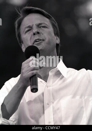 10. Juli 2004; Raleigh, NC, USA; North Carolina Senator JOHN EDWARDS, erscheint auf der Campus der North Carolina State University befindet sich Raleigh, NC am Samstag, 10. Juli 2004 im Rahmen des Wahlkampfes Schaukel. Obligatorische Credit: Foto von Jason Moore/ZUMA Press. (©) Copyright 2004 von Jason Moo Stockfoto