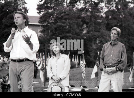 10. Juli 2004; Raleigh, NC, USA; Demokratischen Präsidentschaftskandidaten und Massachusetts Senator JOHN KERRY, North Carolina Senator JOHN EDWARDS und TERESA HEINZ KERRY, erscheinen auf der Campus der North Carolina State University befindet sich Raleigh, NC am Samstag, 10. Juli 2004 im Rahmen eines Präsidenten Camp Stockfoto