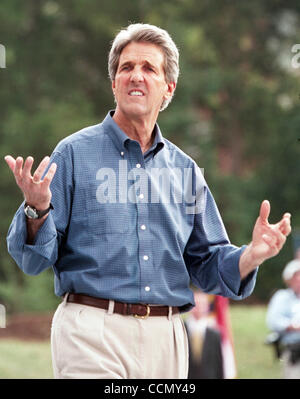 10. Juli 2004; Raleigh, NC, USA; Demokratischen Präsidentschaftskandidaten und Massachusetts Senator JOHN KERRY erscheint auf der Campus der North Carolina State University befindet sich Raleigh, NC am Samstag, 10. Juli 2004 im Rahmen des Wahlkampfes Schaukel. Obligatorische Credit: Foto von Jason Moore/ZUMA Press Stockfoto