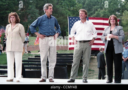 10. Juli 2004; Raleigh, NC, USA; Demokratischen Präsidentschaftskandidaten und Massachusetts Senator JOHN KERRY, North Carolina Senator JOHN EDWARDS, ELIZABETH EDWARDS und TERESA HEINZ KERRY, erscheinen auf der Campus der North Carolina State University befindet sich Raleigh, NC am Samstag, 10. Juli 2004 als Teil der einen Stockfoto