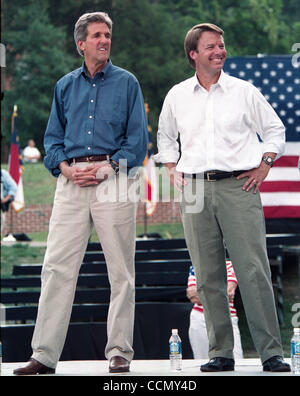 10. Juli 2004; Raleigh, NC, USA; Demokratischen Präsidentschaftskandidaten und Massachusetts Senator JOHN KERRY, North Carolina Senator JOHN EDWARDS, erscheinen auf der Campus der North Carolina State University befindet sich Raleigh, NC am Samstag, 10. Juli 2004 im Rahmen des Wahlkampfes Schaukel. Obligatorische Cr Stockfoto