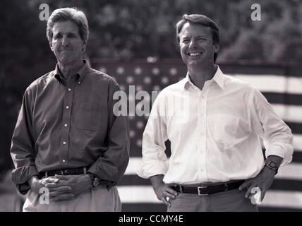 10. Juli 2004; Raleigh, NC, USA; Demokratischen Präsidentschaftskandidaten und Massachusetts Senator JOHN KERRY, North Carolina Senator JOHN EDWARDS, erscheinen auf der Campus der North Carolina State University befindet sich Raleigh, NC am Samstag, 10. Juli 2004 im Rahmen des Wahlkampfes Schaukel. Obligatorische Cr Stockfoto