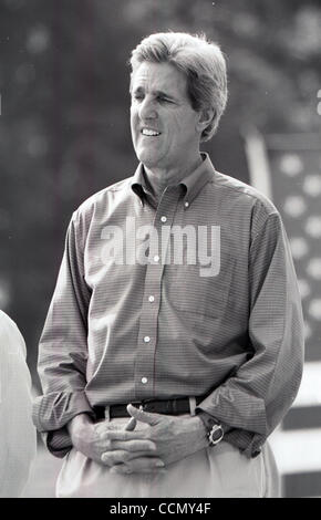 10. Juli 2004; Raleigh, NC, USA; Demokratischen Präsidentschaftskandidaten und Massachusetts Senator JOHN KERRY erscheint auf der Campus der North Carolina State University befindet sich Raleigh, NC am Samstag, 10. Juli 2004 im Rahmen des Wahlkampfes Schaukel. Obligatorische Credit: Foto von Jason Moore/ZUMA Press Stockfoto