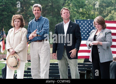 10. Juli 2004; Raleigh, NC, USA; Demokratischen Präsidentschaftskandidaten und Massachusetts Senator JOHN KERRY, North Carolina Senator JOHN EDWARDS, ELIZABETH EDWARDS und TERESA HEINZ KERRY, erscheinen auf der Campus der North Carolina State University befindet sich Raleigh, NC am Samstag, 10. Juli 2004 als Teil der einen Stockfoto