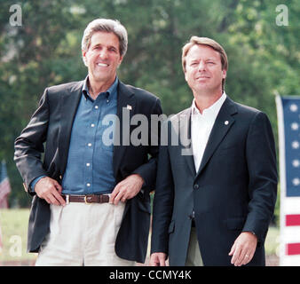 10. Juli 2004; Raleigh, NC, USA; Demokratischen Präsidentschaftskandidaten und Massachusetts Senator JOHN KERRY, North Carolina Senator JOHN EDWARDS, erscheinen auf der Campus der North Carolina State University befindet sich Raleigh, NC am Samstag, 10. Juli 2004 im Rahmen des Wahlkampfes Schaukel. Obligatorische Cr Stockfoto