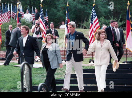 10. Juli 2004; Raleigh, NC, USA; Demokratischen Präsidentschaftskandidaten und Massachusetts Senator JOHN KERRY, North Carolina Senator JOHN EDWARDS, ELIZABETH EDWARDS und TERESA HEINZ KERRY, erscheinen auf der Campus der North Carolina State University befindet sich Raleigh, NC am Samstag, 10. Juli 2004 als Teil der einen Stockfoto