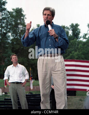 10. Juli 2004; Raleigh, NC, USA; Demokratischen Präsidentschaftskandidaten und Massachusetts Senator JOHN KERRY, North Carolina Senator JOHN EDWARDS, erscheinen auf der Campus der North Carolina State University befindet sich Raleigh, NC am Samstag, 10. Juli 2004 im Rahmen des Wahlkampfes Schaukel. Obligatorische Cr Stockfoto