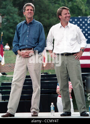 10. Juli 2004; Raleigh, NC, USA; Demokratischen Präsidentschaftskandidaten und Massachusetts Senator JOHN KERRY, North Carolina Senator JOHN EDWARDS, erscheinen auf der Campus der North Carolina State University befindet sich Raleigh, NC am Samstag, 10. Juli 2004 im Rahmen des Wahlkampfes Schaukel. Obligatorische Cr Stockfoto