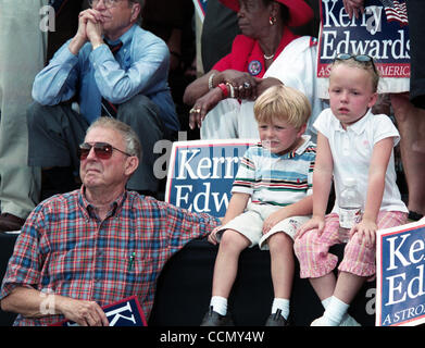 10. Juli 2004; Raleigh, NC, USA; North Carolina Senator JOHN EDWARDS Vater und Kinder Tochter EMMA CLAIRE und Sohn JACK zeigen, dass Unterstützung für dort Vater auf dem Campus der North Carolina State University Raleigh, NC am Samstag, 10. Juli 2004 im Rahmen des Wahlkampfes Schaukel gelegen. Auftraggebers Stockfoto