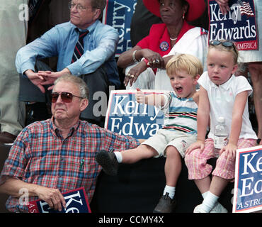 10. Juli 2004; Raleigh, NC, USA; North Carolina Senator JOHN EDWARDS Vater und Kinder Tochter EMMA CLAIRE und Sohn JACK zeigen, dass Unterstützung für dort Vater auf dem Campus der North Carolina State University Raleigh, NC am Samstag, 10. Juli 2004 im Rahmen des Wahlkampfes Schaukel gelegen. Auftraggebers Stockfoto
