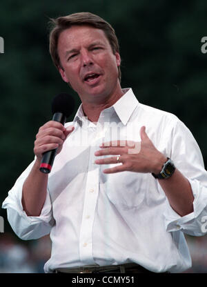 10. Juli 2004; Raleigh, NC, USA; North Carolina Senator JOHN EDWARDS, erscheint auf der Campus der North Carolina State University befindet sich Raleigh, NC am Samstag, 10. Juli 2004 im Rahmen des Wahlkampfes Schaukel. Obligatorische Credit: Foto von Jason Moore/ZUMA Press. (©) Copyright 2004 von Jason Moo Stockfoto