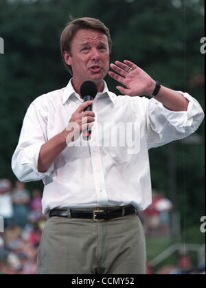 10. Juli 2004; Raleigh, NC, USA; North Carolina Senator JOHN EDWARDS, erscheint auf der Campus der North Carolina State University befindet sich Raleigh, NC am Samstag, 10. Juli 2004 im Rahmen des Wahlkampfes Schaukel. Obligatorische Credit: Foto von Jason Moore/ZUMA Press. (©) Copyright 2004 von Jason Moo Stockfoto