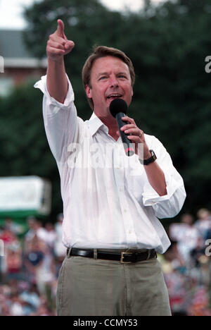10. Juli 2004; Raleigh, NC, USA; North Carolina Senator JOHN EDWARDS, erscheint auf der Campus der North Carolina State University befindet sich Raleigh, NC am Samstag, 10. Juli 2004 im Rahmen des Wahlkampfes Schaukel. Obligatorische Credit: Foto von Jason Moore/ZUMA Press. (©) Copyright 2004 von Jason Moo Stockfoto