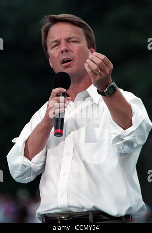 10. Juli 2004; Raleigh, NC, USA; North Carolina Senator JOHN EDWARDS, erscheint auf der Campus der North Carolina State University befindet sich Raleigh, NC am Samstag, 10. Juli 2004 im Rahmen des Wahlkampfes Schaukel. Obligatorische Credit: Foto von Jason Moore/ZUMA Press. (©) Copyright 2004 von Jason Moo Stockfoto