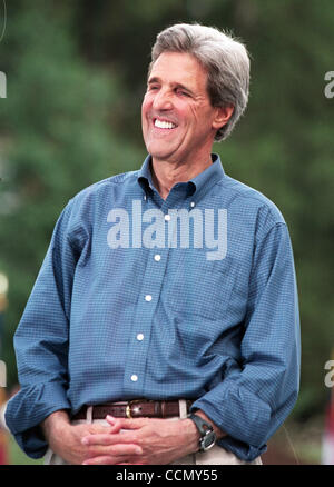 10. Juli 2004; Raleigh, NC, USA; Demokratischen Präsidentschaftskandidaten und Massachusetts Senator JOHN KERRY erscheint auf der Campus der North Carolina State University befindet sich Raleigh, NC am Samstag, 10. Juli 2004 im Rahmen des Wahlkampfes Schaukel. Obligatorische Credit: Foto von Jason Moore/ZUMA Press Stockfoto