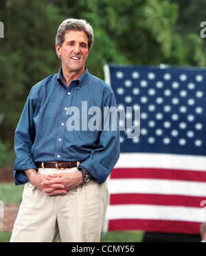 10. Juli 2004; Raleigh, NC, USA; Demokratischen Präsidentschaftskandidaten und Massachusetts Senator JOHN KERRY erscheint auf der Campus der North Carolina State University befindet sich Raleigh, NC am Samstag, 10. Juli 2004 im Rahmen des Wahlkampfes Schaukel. Obligatorische Credit: Foto von Jason Moore/ZUMA Press Stockfoto