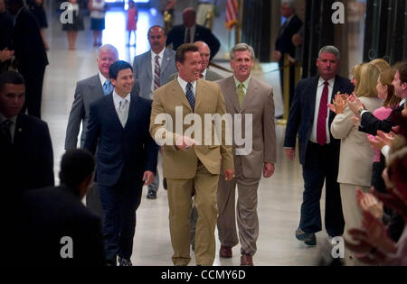 11. Juli 2004; Sacramento, Kalifornien, USA; V.l. Sprecher des Hauses, FABIAN NUNEZ, D - Los Angeles, Gouverneur ARNOLD SCHWARZENEGGER und republikanischen Versammlung Führer KEVIN MCCARTHY, R-Bakersfield-Spaziergang auf der Rotunde des State Capitol, das California Budget als Mitarbeiter zu unterzeichnen begrüßen sie in t Stockfoto