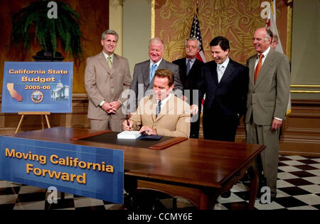 11. Juli 2004; Sacramento, Kalifornien, USA; ARNOLD SCHWARZENEGGER Zeichen mit der legislative Führer hinter ihm, Gouverneur Kaliforniens das California Budget in der State Capitol Montag, 11. Juli 2005. L-R hinter Montage republikanische Führer KEVIN MCCARTHY, R-Bakersfield, Senat Pro Tem, BILL PERATA D-Oakland, Stockfoto