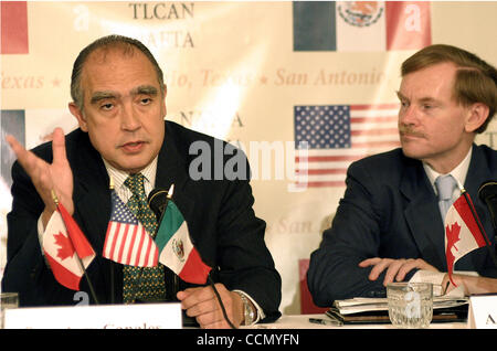 BUS; NAFTA; 16.07.04; Nach zehn Jahren das nordamerikanische Freihandelsabkommen (NAFTA) treffen, die Chef-Unterhändler von Mexiko, den USA und Kanada über die Zukunft der NAFTA im St. Anthony Hotel in San Antonio, Texas, Freitag, 16. Juli 2004.  Soeaking mit Medien sind her Stockfoto